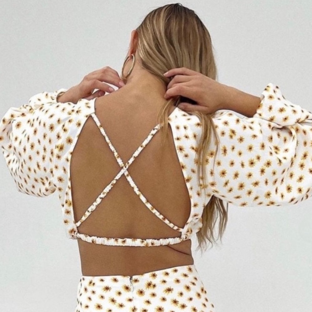 WeWoreWhat NWTWhite Floral Open-Back Crop Top